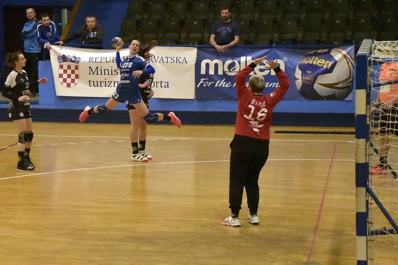 Osječanke kući pjevajući s dalekog gostovanja u Sinju