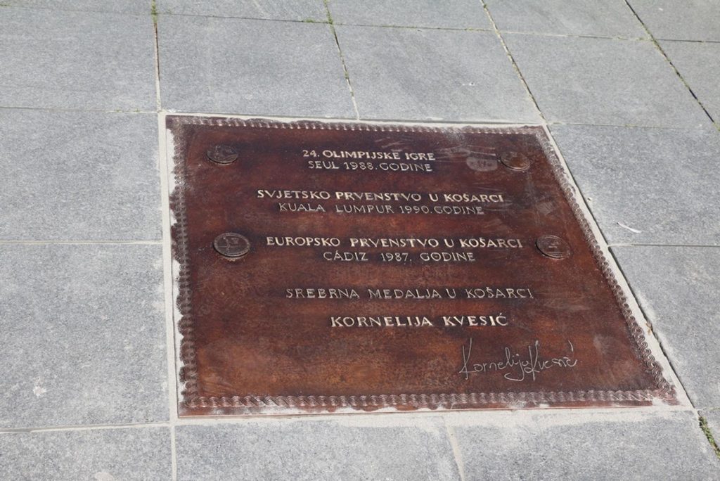 Kornelija Kvesić dobila brončanu ploču na Korzu u Slavonskom Brodu