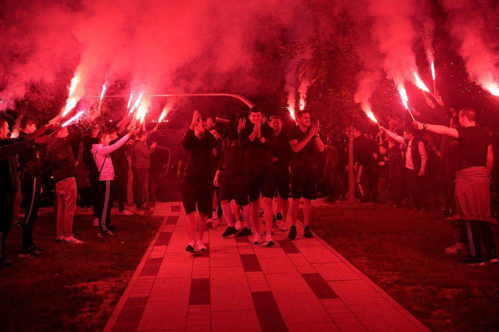 Spektakularan doček Gromova u središtu Grada i druženje s navijačima