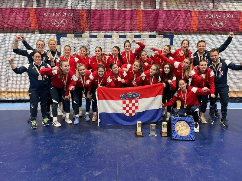 Povratak kadetkinja iz Grčke s broncom oko vrata