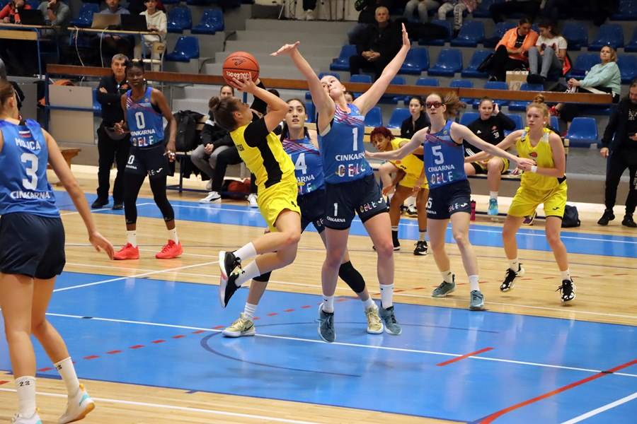 Plamene teško poražene od Slovenki