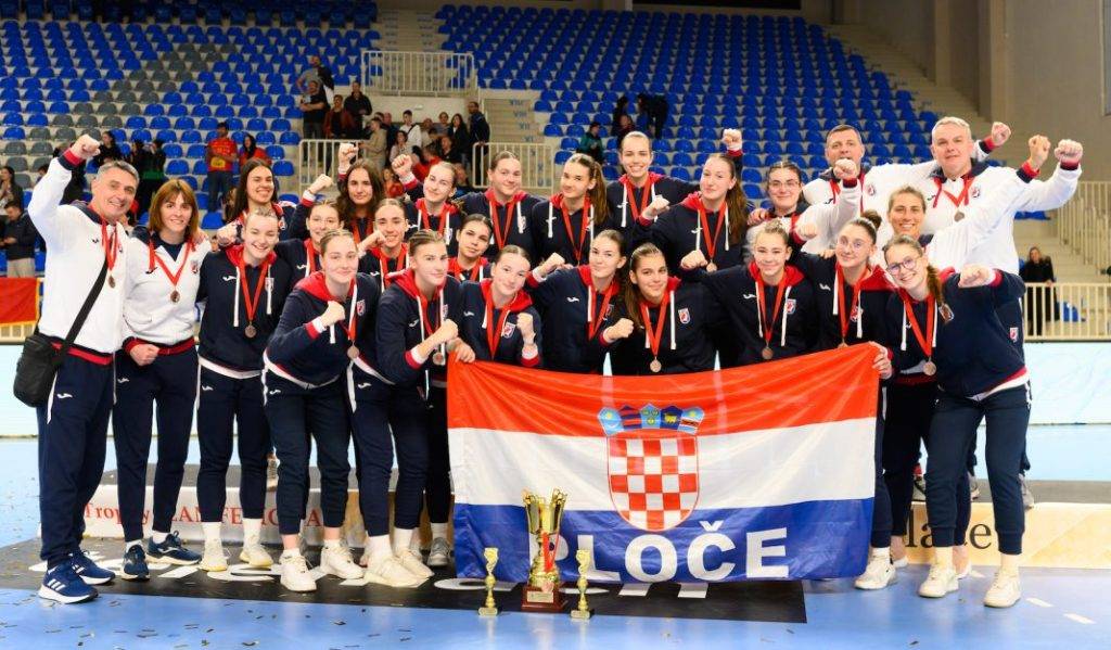 Mlađe kadetkinje se vraćaju kući iz Podgorice s broncom oko vrata