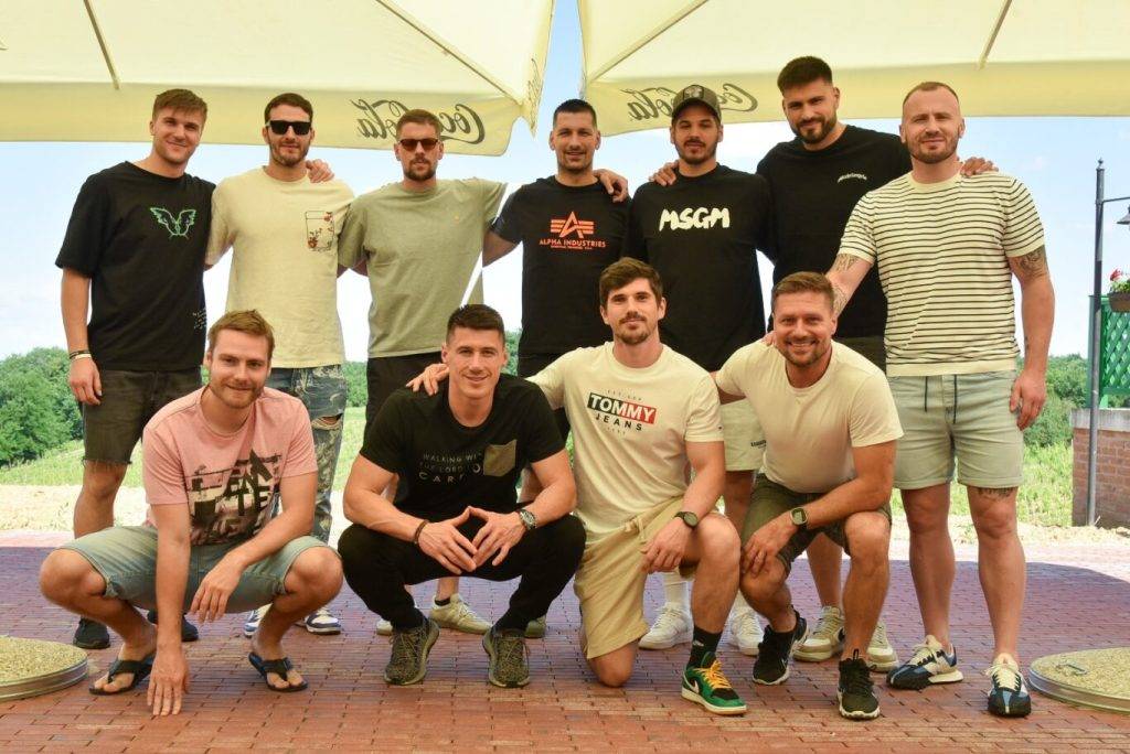 Nede se zajedničkim druženjem oprostio od svojih sada bivših igrača